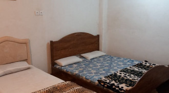 رزرو بوم گردی قلعه افرینش اتاق زرد