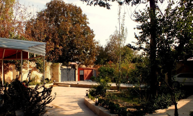 باغ ویلا با استخر سرپوشیده آبگرم کردزار