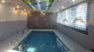 فيلا دربستي بحديقة مع مسبح أمير