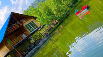 كوخ خشبي بغرفتي نوم