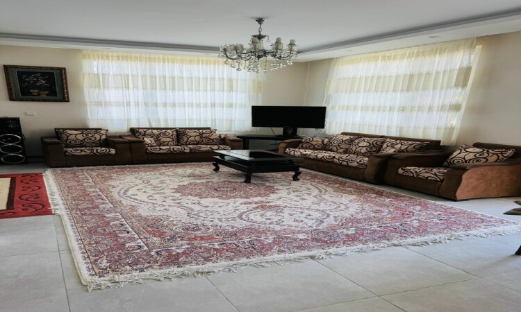 تغطية مع بركة الماء الساخن