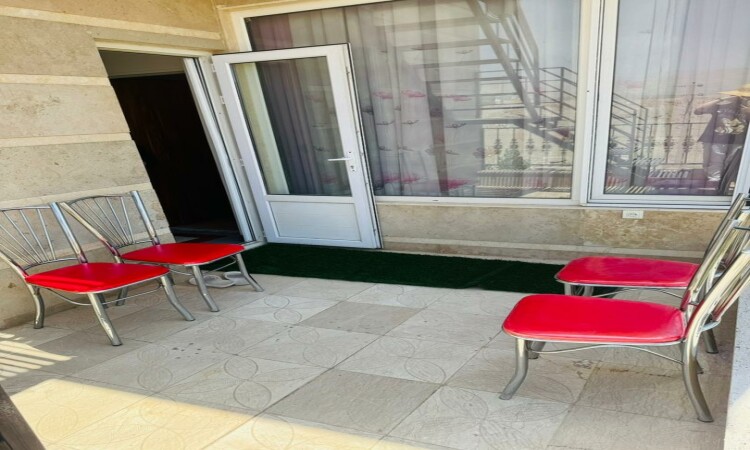 تغطية مع بركة الماء الساخن