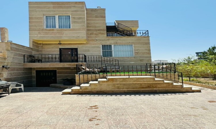 تغطية مع بركة الماء الساخن