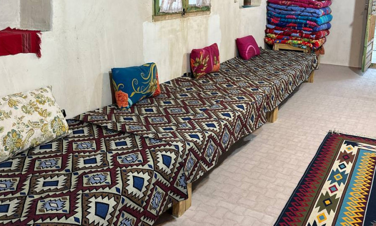 رزرو بومگردی 5نفره اورس با تخت سنتی