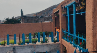 بصوت عال وهادئ