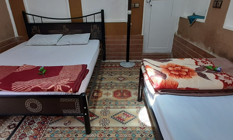 اجاره اتاق شماره 1 اقامتگاه سنتی حافظ ورزنه(سه تخته)