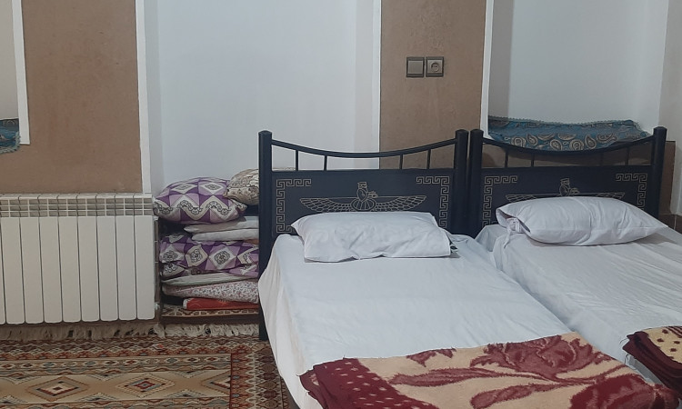 اجاره اتاق شماره 5 اقامتگاه سنتی حافظ ورزنه(چهار تخته)