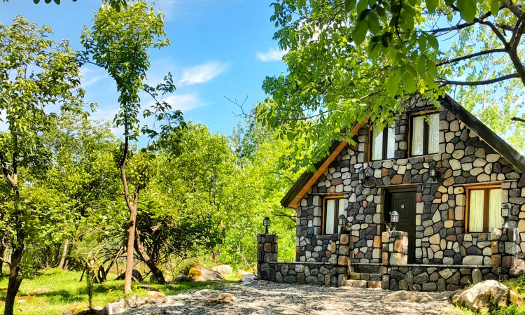 اجاره کلبه دربستی سنگی