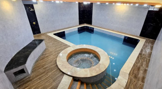 دوبلكس من ثلاث غرف نوم مع مسبحين جاكوزي