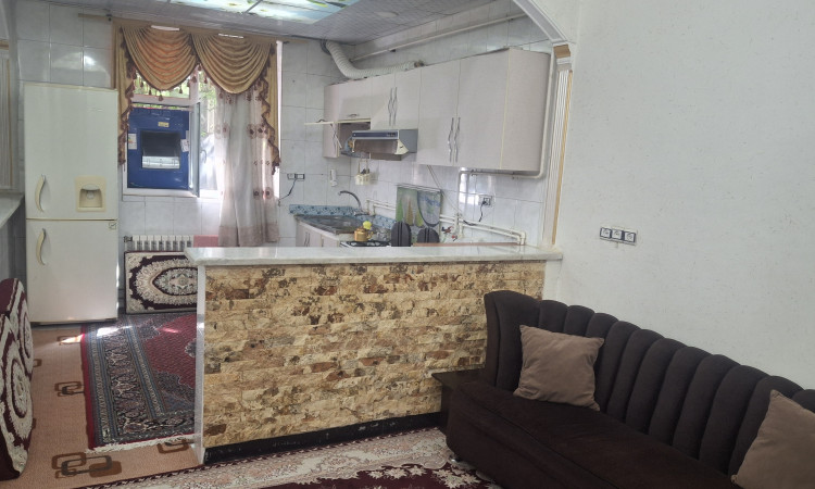 اجاره آپارتمان دوخوابه نزدیک دریاچه همکف