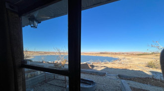 كوخ يتسع لـ 4 أشخاص مع سرير أمامي زجاجي