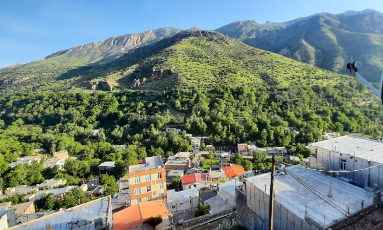 رزرو بوم گردی با چشم انداز کوهستان