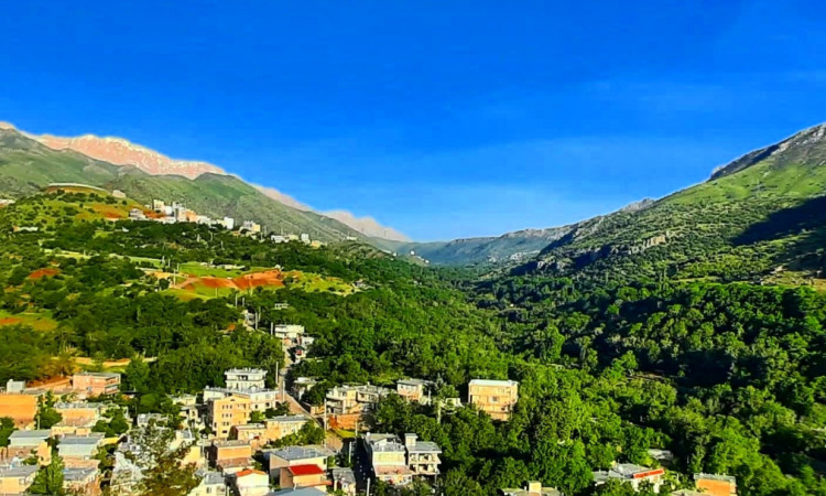 رزرو بوم گردی با چشم انداز کوهستان
