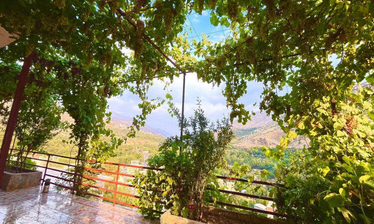 رزرو بوم گردی با چشم انداز کوهستان