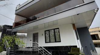 فيلا الغابة الحديثة مع حمام سباحة