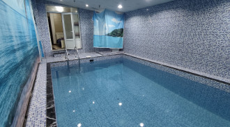 فيلا مع مسبح داخلي