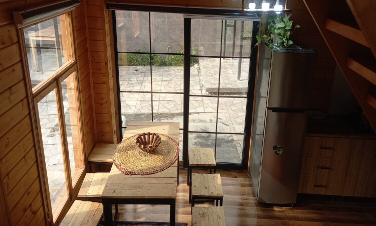 كوخ خشبي مكون من ثلاث غرف نوم للإيجار