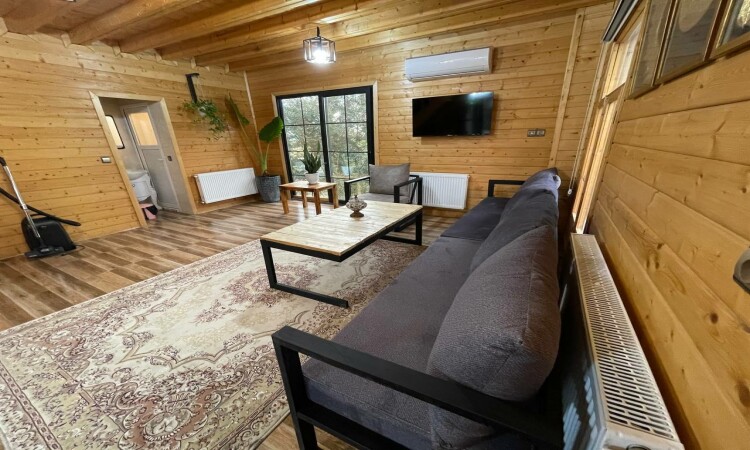 كوخ خشبي مكون من ثلاث غرف نوم للإيجار