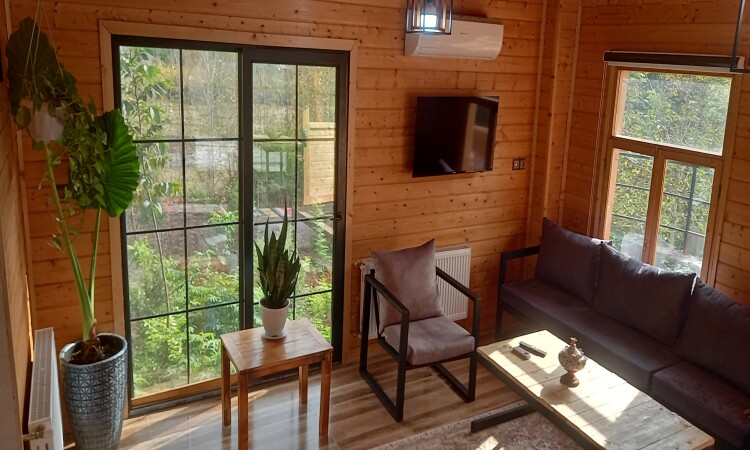 كوخ خشبي مكون من ثلاث غرف نوم للإيجار