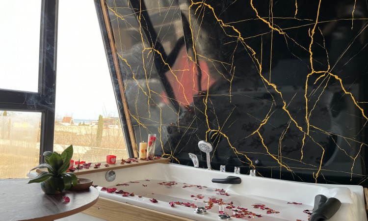 رزرو کلبه سوییسی همراه با جکوزی