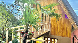 كوخ سويسري مع جاكوزي مواجه للغابة