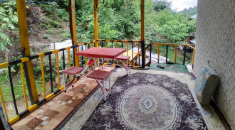 كابينة خشبية بغرفة نوم واحدة بالقرب من النهر