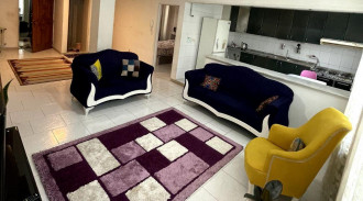 وحدة مفروشة مكونة من 3 غرف نوم و3 كراسي استلقاء للتشمس