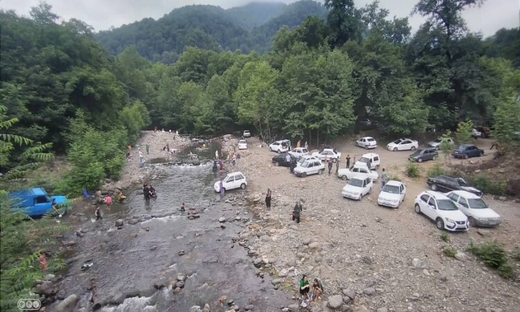 احجز حديقة فيلا غابية مع شرفة مغطاة تطل على النهر