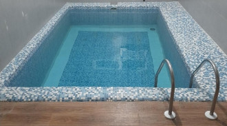 غرفة نوم مزدوجة مع مسبح