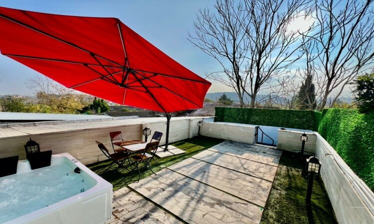 فيلا بتصميم سويسري حديث مكونة من أربع غرف نوم للإيجار