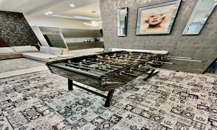 فيلا بتصميم سويسري حديث مكونة من أربع غرف نوم للإيجار