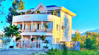 فيلا ثلاثية من أربع غرف نوم مع مسبح