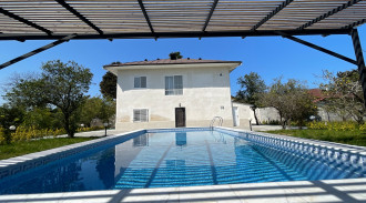 فيلا حديقة بأربع غرف نوم مع مسبح خارجي، سيرنا